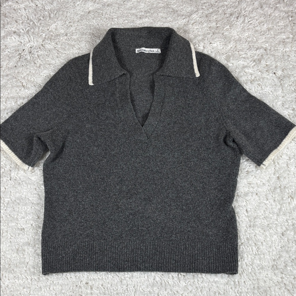 Abercrombie & Fitch Gray With Cream Colored Accents Knit Sweater, Size Small